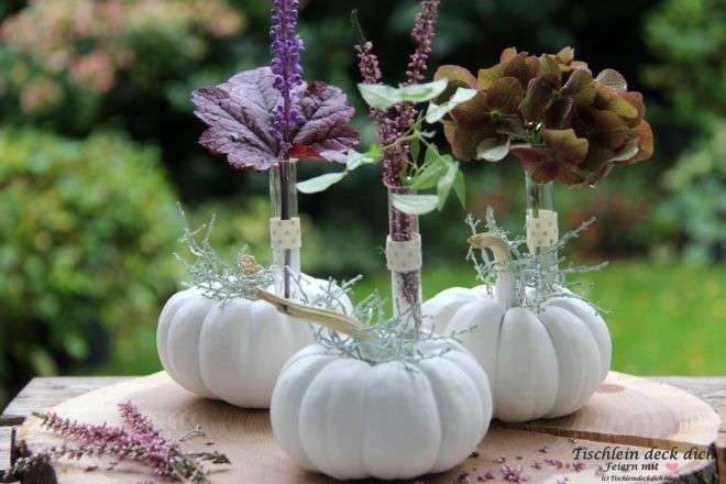 bunte Kürbisdeko mit Baby Boos und Herbstblumen