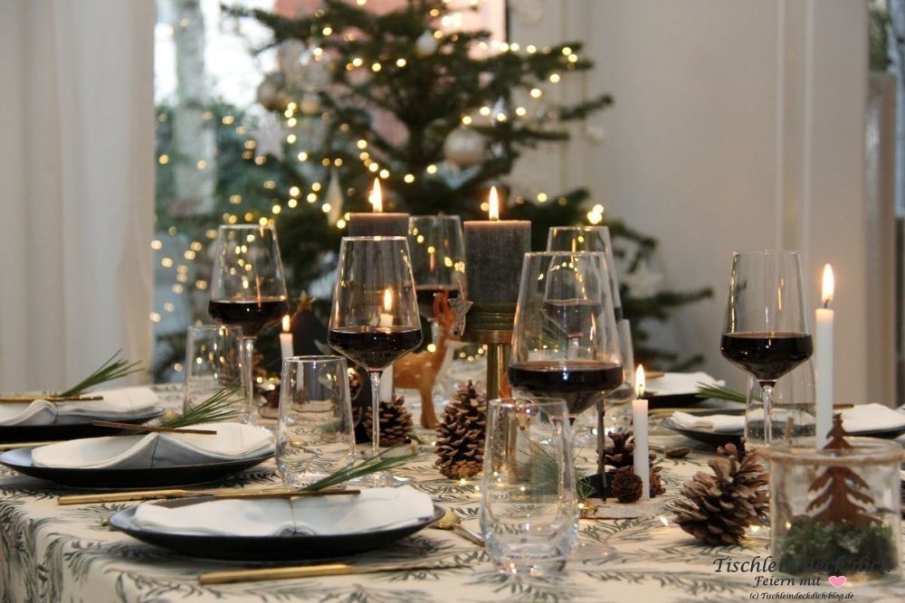festliche-rustikale-Tischdeko-zu-Weihnachten