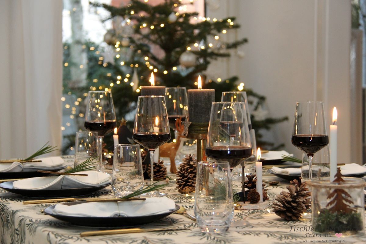 Festliche rustikale Tischdeko zu Weihnachten