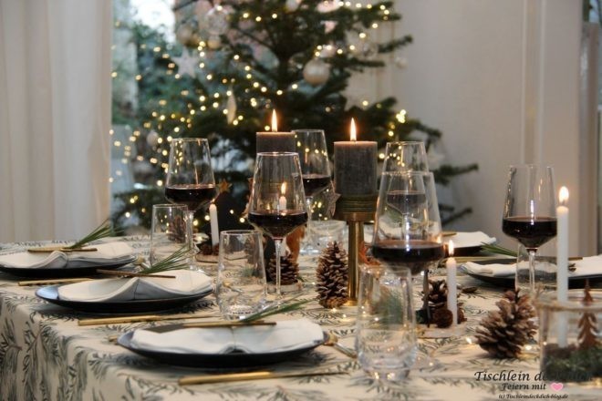 festliche-rustikale-Tischdeko-zu-Weihnachten