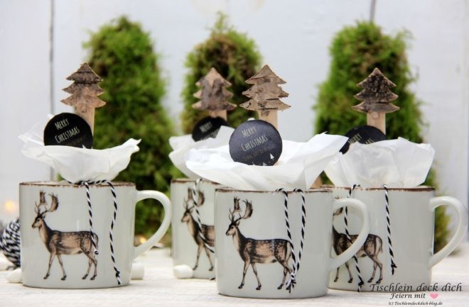 Gastgeschenk-Schokoladenloeffel in der Tasse