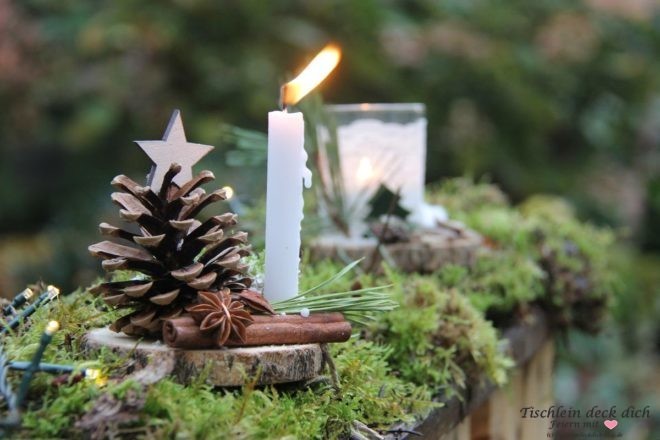 Winterdeko-im-Garten-mit-Kerzenschein