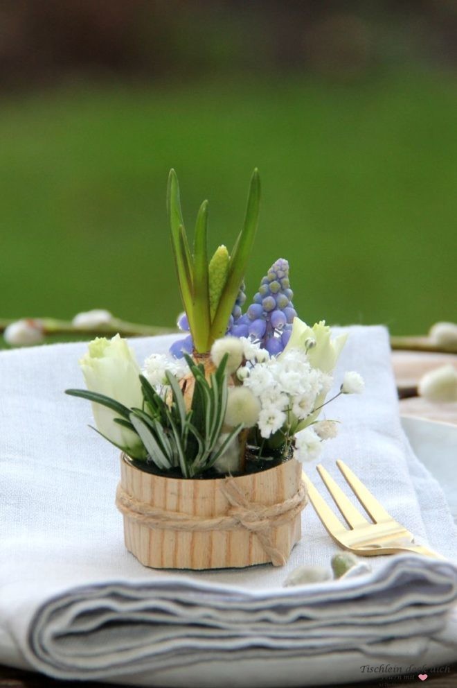 frühlingshafte Mini-Gestecke als Gastgeschenk