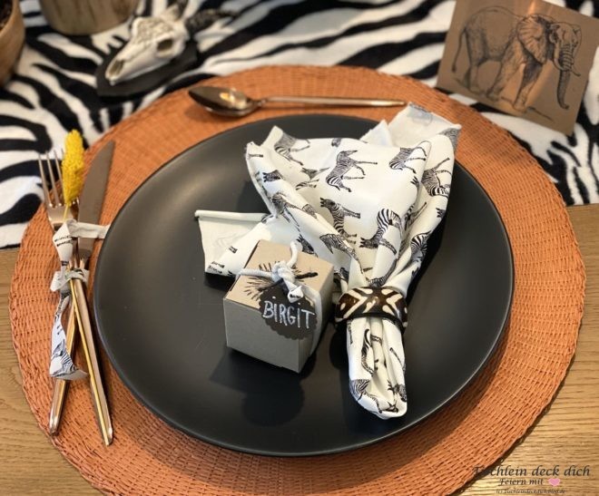 Gastgeschenk und Servietten fuer die afrikanische Tischdeko