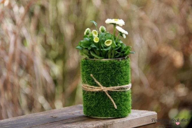 fruehlingshaftes-Konservendosen-Upcycling mit Kunstrasen