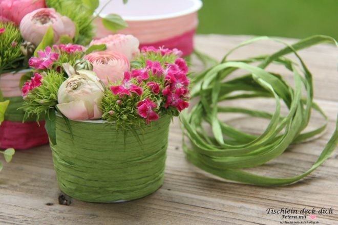 Upcycling DIY mit Joghurtbecher und Bast