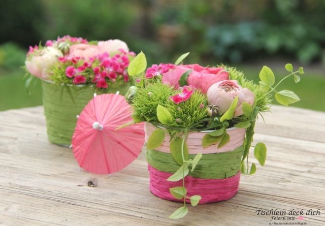 Blumendeko fuer die fruehlingshafte Tischdeko