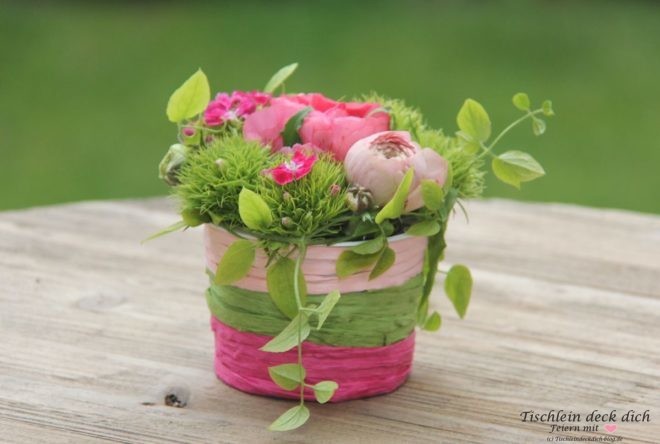 Blumendeko fuer die fruehlingshafte Tischdeko