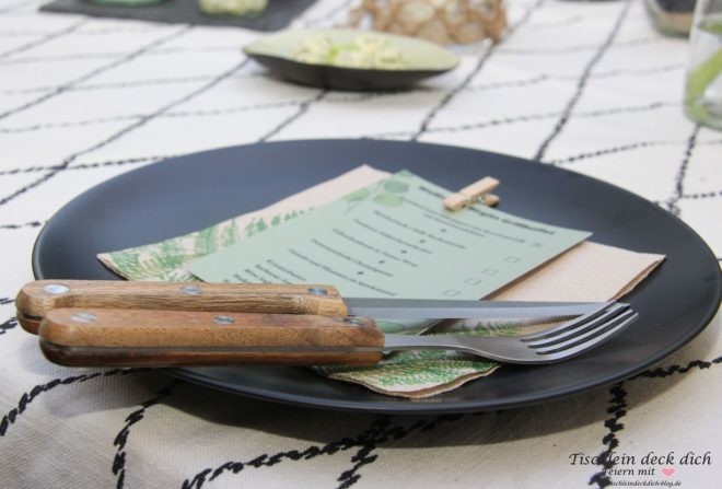 sommerliche Tischdekoration für die Terrasse
