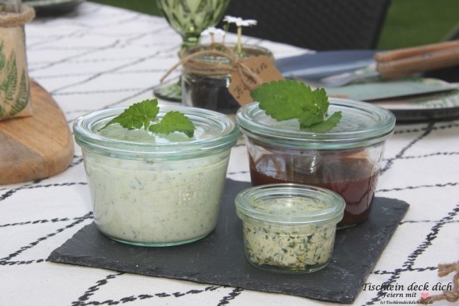sommerliche Tischdekoration für die Terrasse