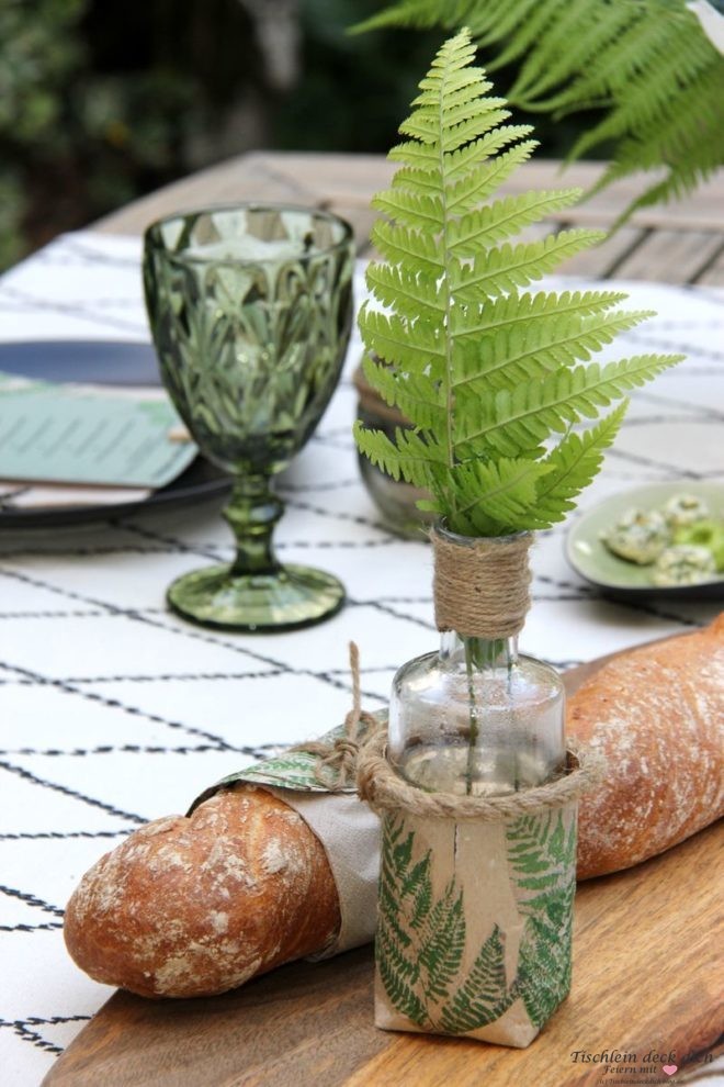 sommerliche Tischdekoration für die Terrasse