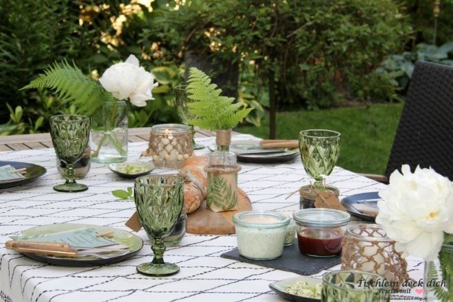 sommerliche Tischdekoration für die Terrasse
