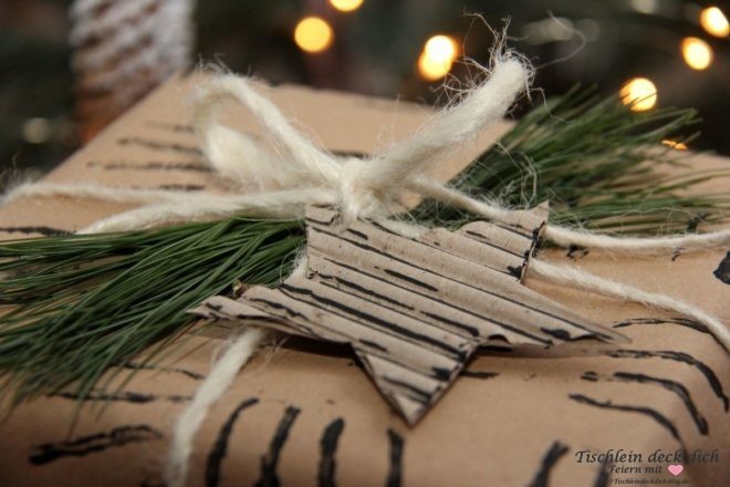 weihnachtliche Geschenkverpackung mit Wellpappe