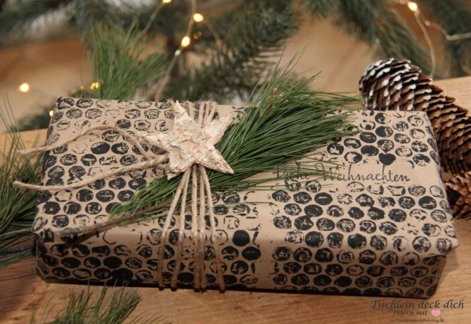 Geschenke in Packpapier mit Noppenfolie bestempelt