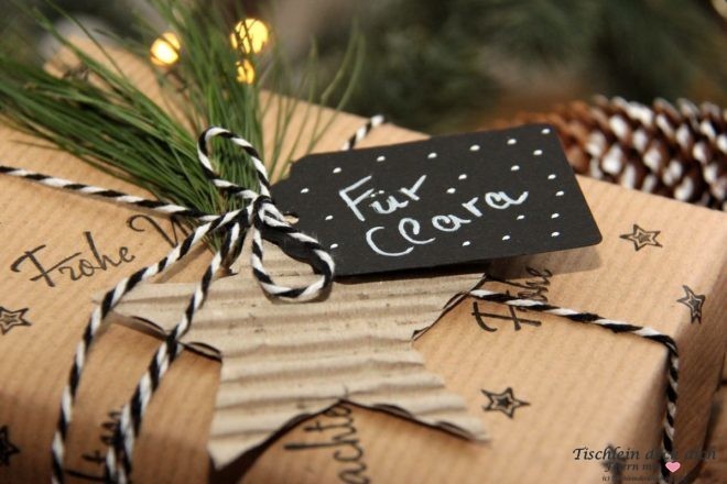 Weihnachtsgeschenk in bestempelten Packpapier