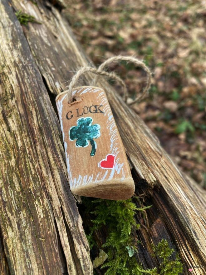 kleine Glücksbringer aus Treibholz 
