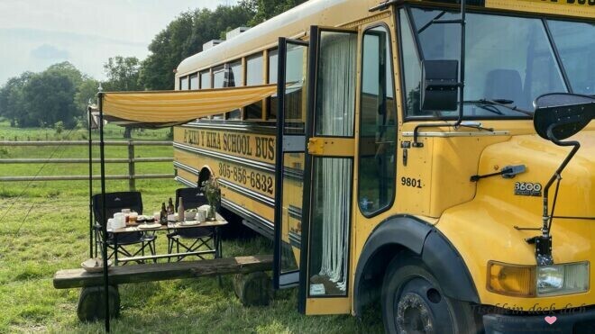 amerikanischer Schulbus zum Camper ausbauen