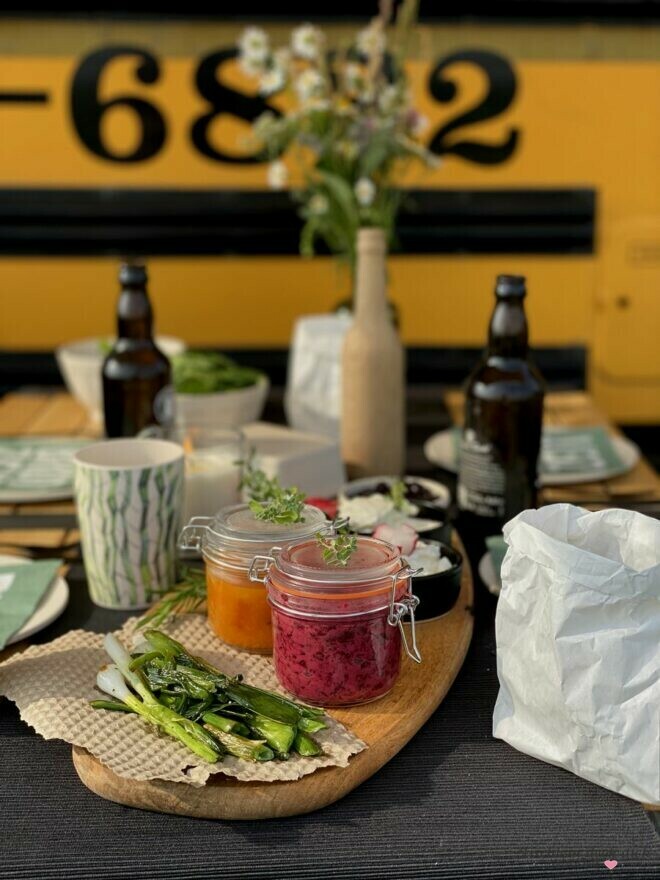 Brotzeit im Camper, dekorativ gedeckter Campingtisch 