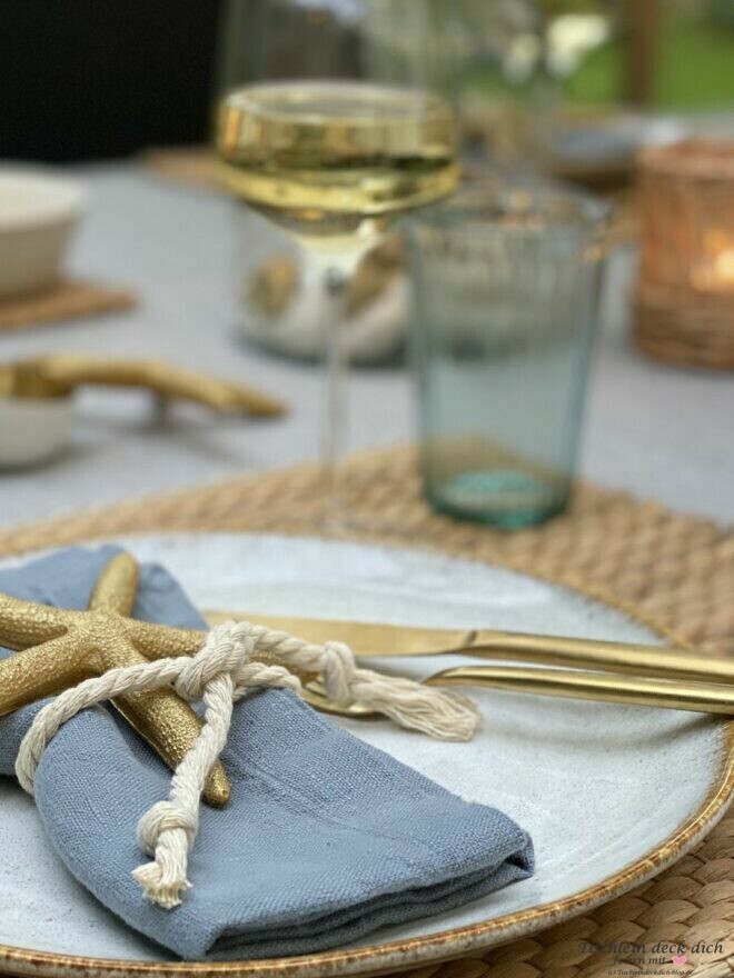 Serviette sommerlich dekorieren mit goldenem Seestern