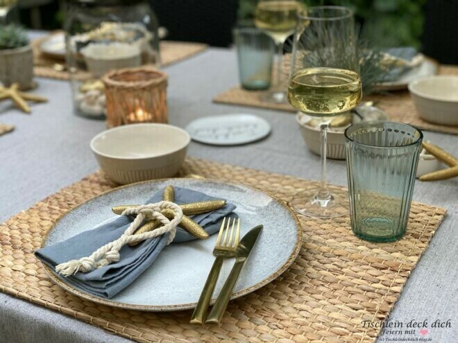 sommerliche, maritime Tischdeko blau, sandfarben und gold
