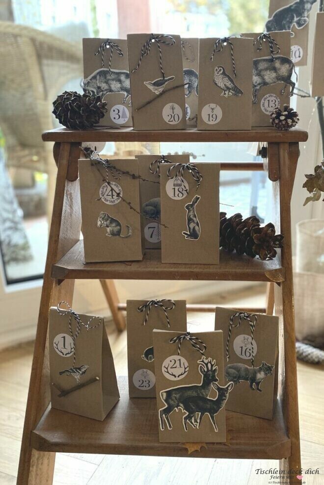 Adventskalender dekorieren auf einer Leiter