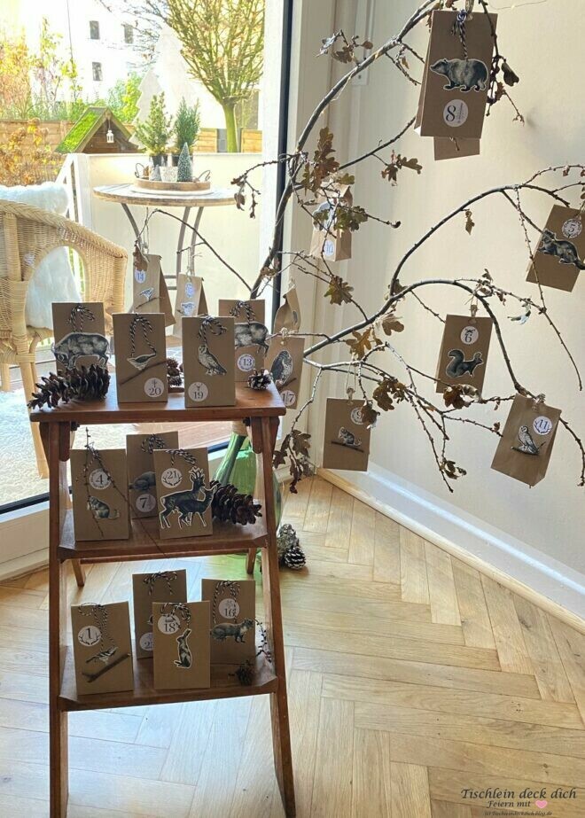 Adventskalender mit Waldtieren am großen Ast
