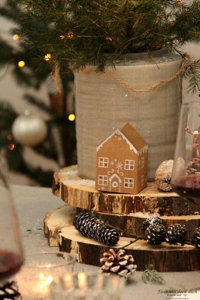 Lebkuchenhäuschen aus Pappe für die Tischdeko zu Weihnachten