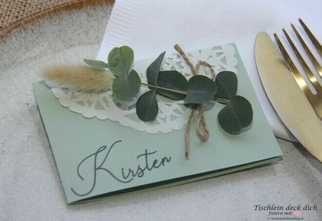 kleine Platzkarte mit Tortenspitze, Trockenblume und Eukalyptus