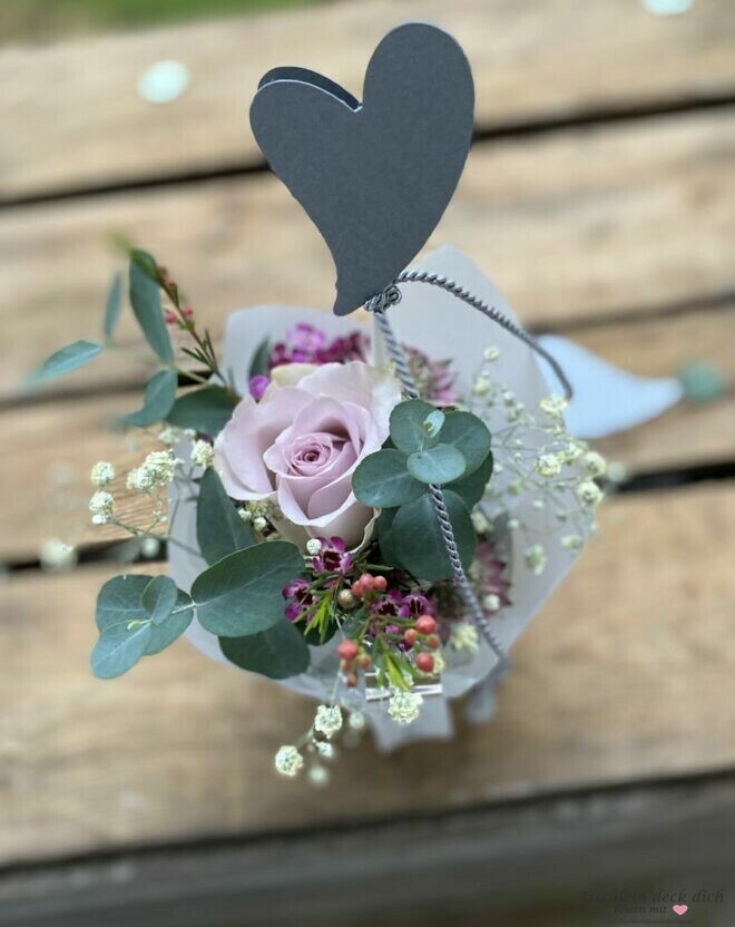 Romantische Blumendekoration zur Hochzeit oder zum Valentinstag