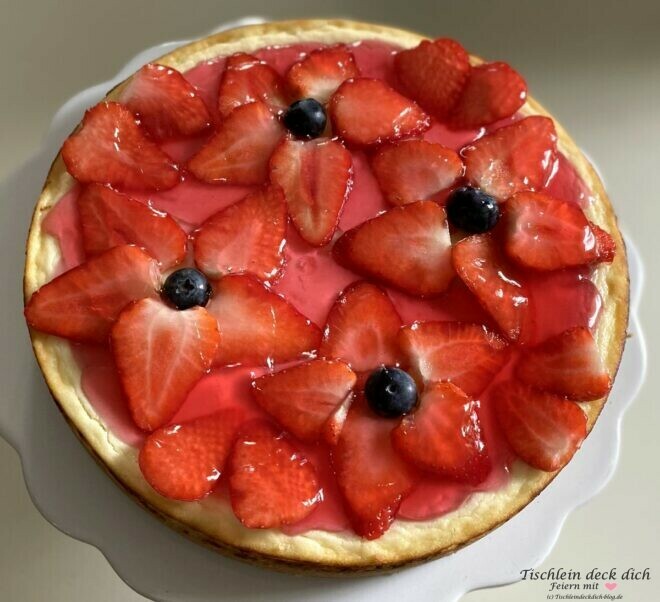 Kaesekuchen mit Erdbeeren