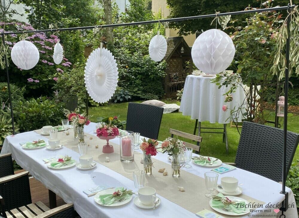 Sommerfest im Garten mit der ganzen Familie Tischlein deck dich