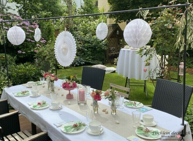Sommerfest im Garten mit Tischdekoration