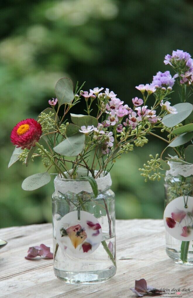 spaetsommerliche Blumendekoration mit Wachsanhaengern