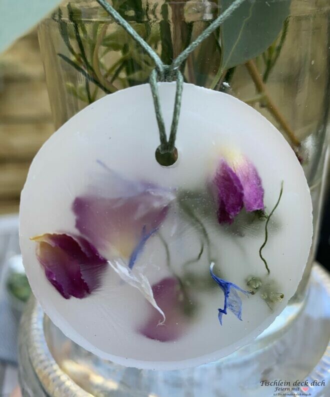 DIY Wachsanhaenger mit Trockenblumen