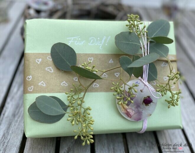 DIY Wachsanhaenger mit Trockenblumen