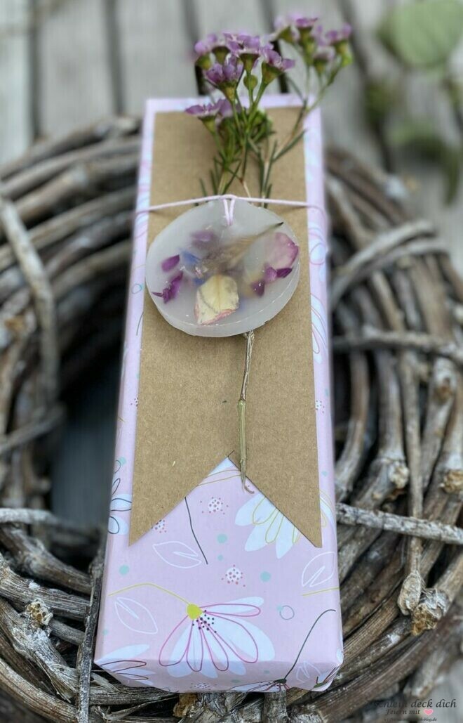 Geschenkverpackung mit Wachsanhängern verzieren