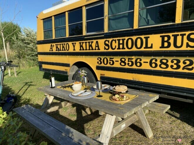 mit dem amerikanischem Schulbus in der Normandie