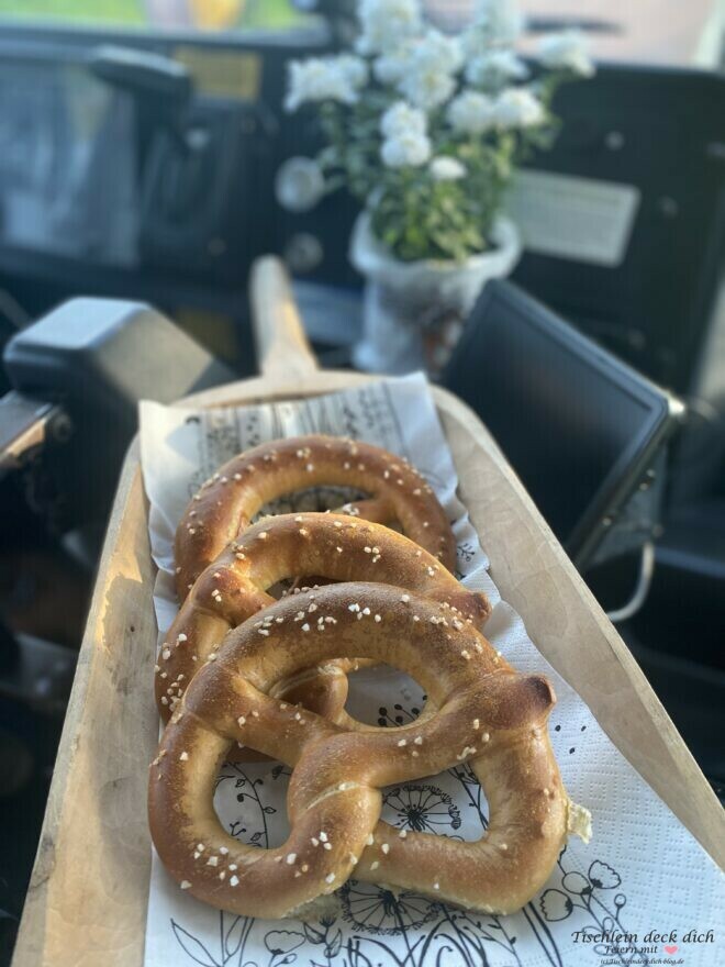 Laugenbrezel in dekorativer Holzschale