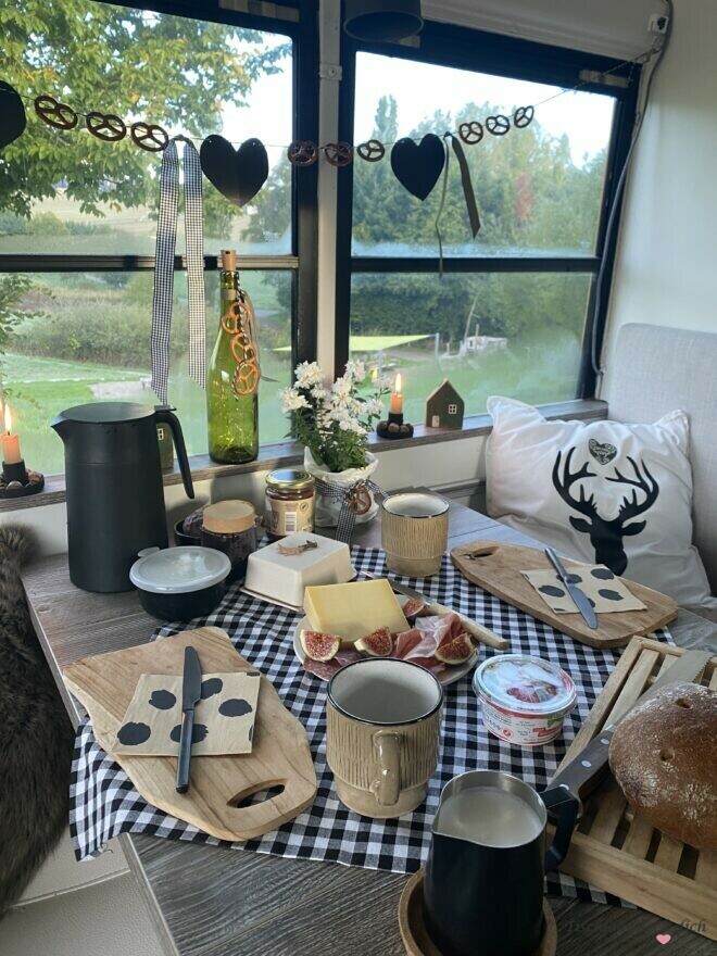 zuenftiges Fruehstueck im Wohnmobil 