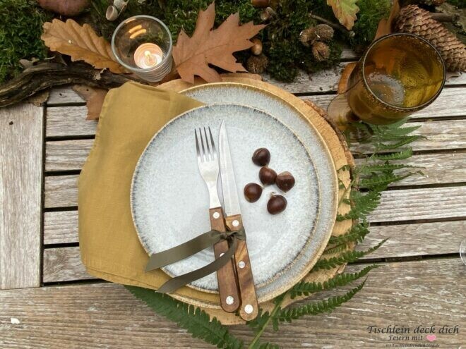 herbstlich gedeckter Tisch im Garten