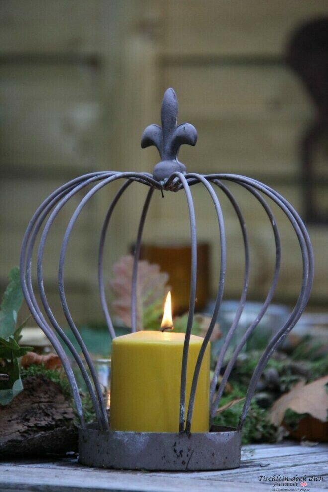 Kerzenschein im herbstlich dekorierten Garten