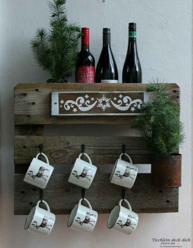 kleiner Glühweinstand auf dem Balkon zu Weihnachten