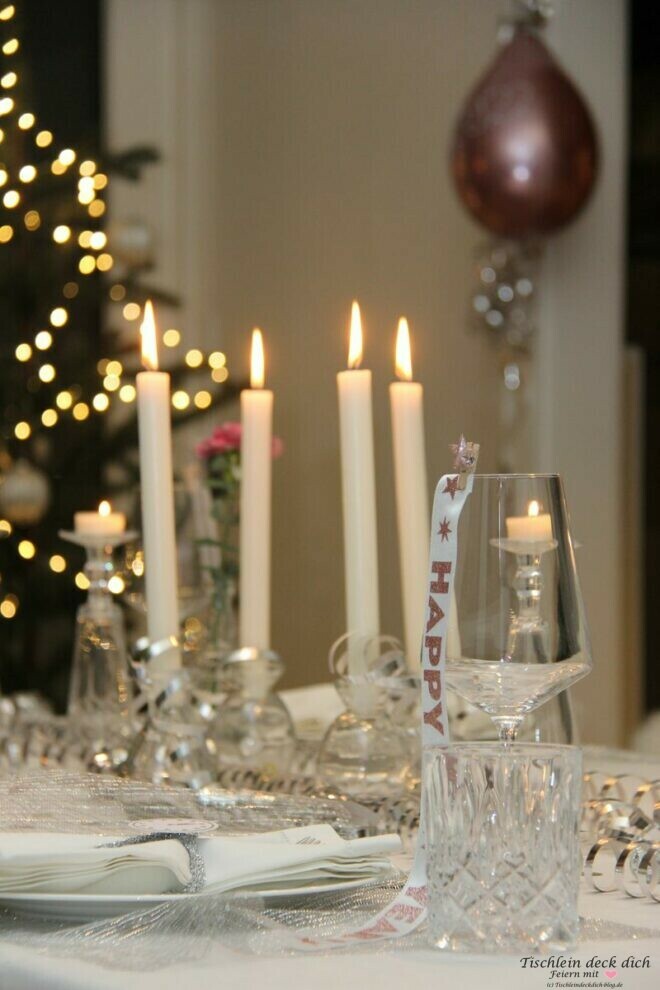 Glitzernde Tischdekoration für Silvester