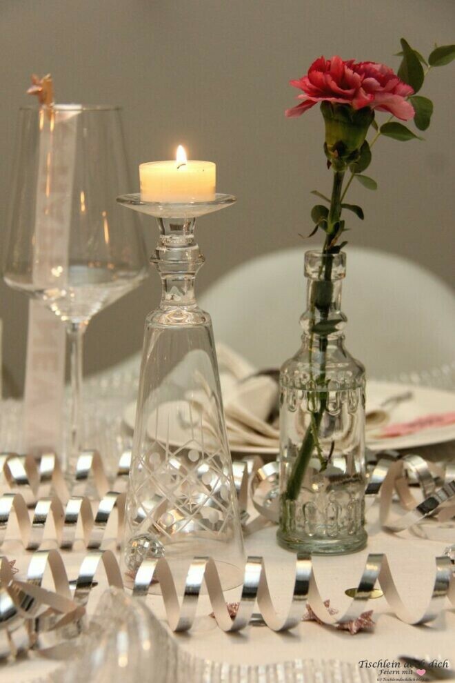 Tischdekoration für Silvester in weiß, pink und Silber