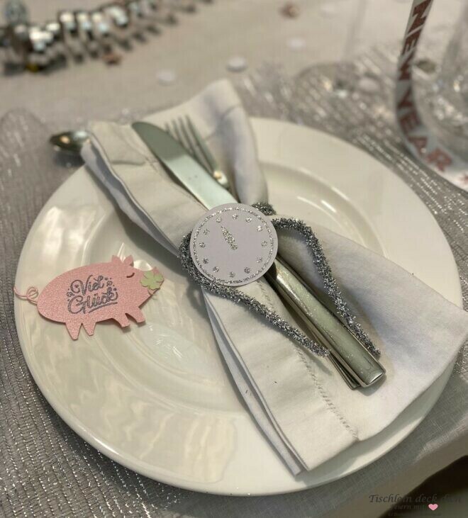 Tellerdekoration für Silvester mit Schwein