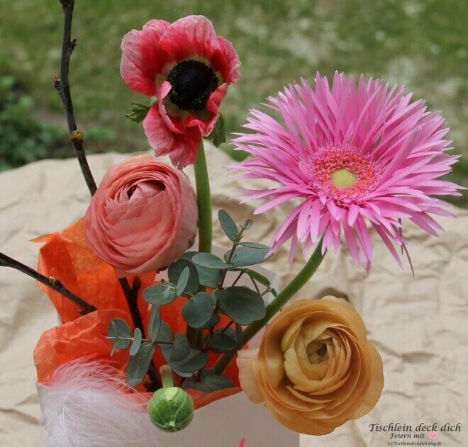 buntes Blumenarrangement in der Papiertüte