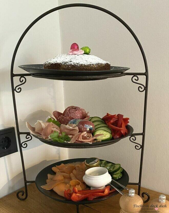 Etagere dekorieren für das Frühstück