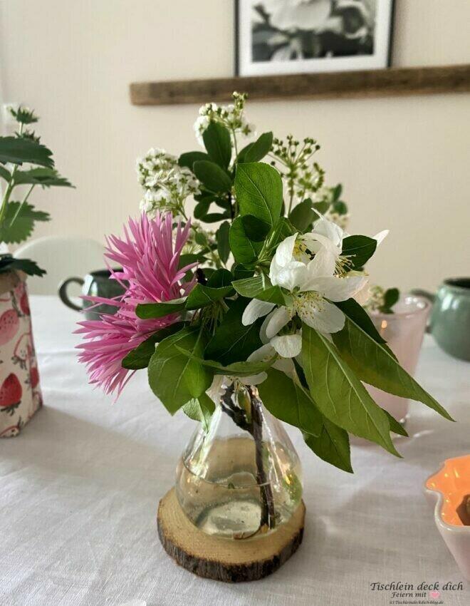 Frühlingshafte Blumendekoration für meinen Erdbeertisch