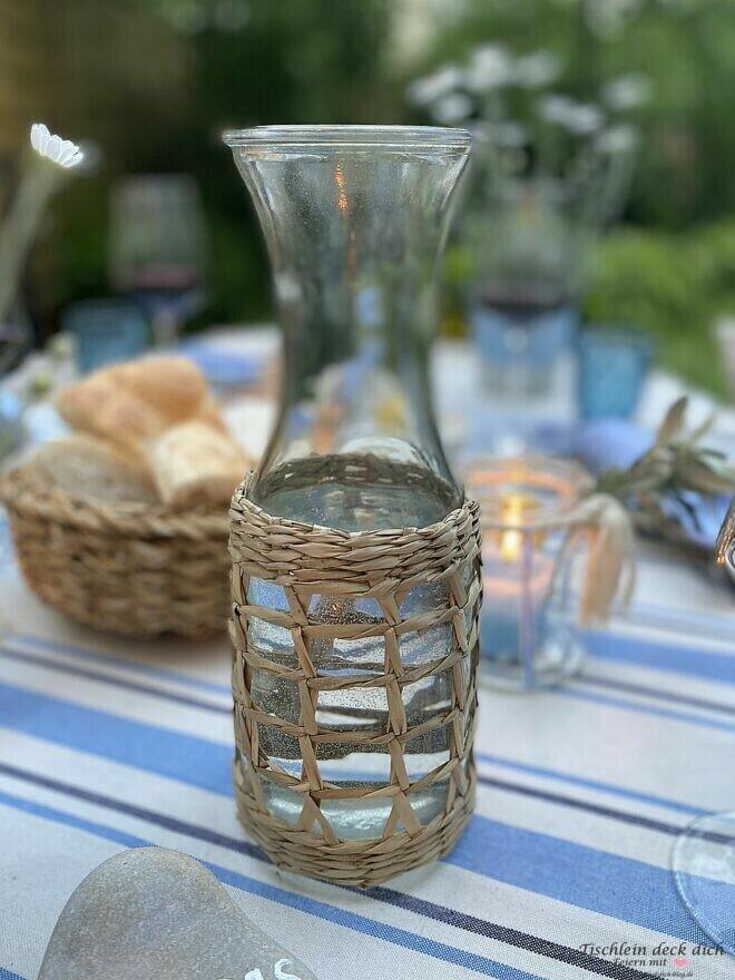 sommerliche Tischdekoration auf der Terrasse