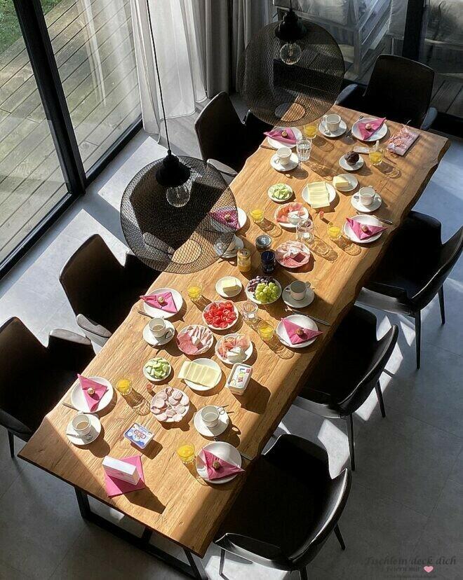 gedeckter Frühstückstisch